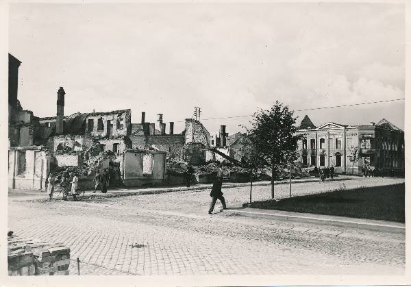 Sõjapurustused: Narva tänav (vaade Raatuse ja Narva t nurgalt). Taga paremal apteegihoone (tuntud ka Lille apteegina) varemed Narva ja Hobuse t nurgal.  Tartu, 7.09.1941. Foto: E. Selleke.