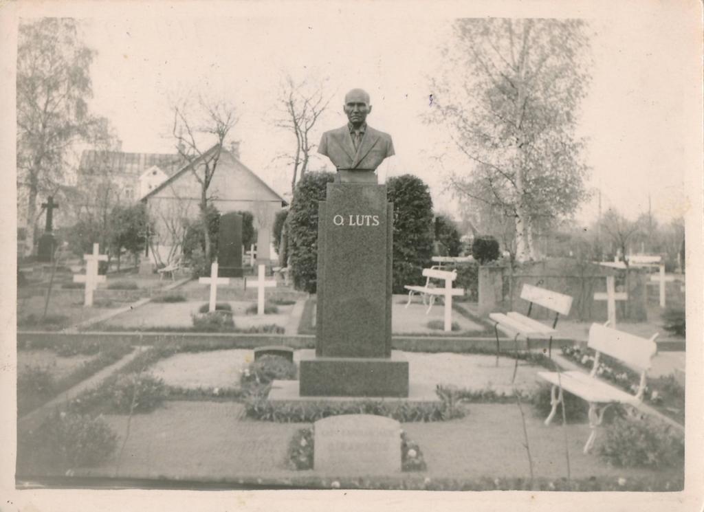 Tartu linnavaade. Ropka-Tamme kalmistul O. Lutsu haud. 1950ndatel.