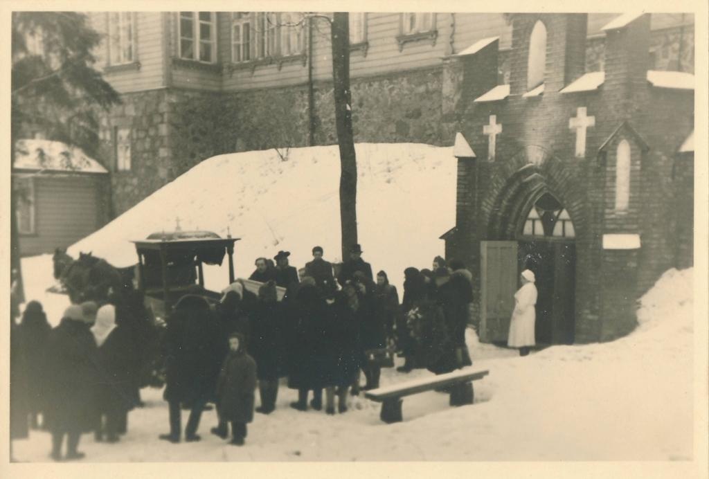 Tartu linnavaade. Matusetalituse algus Toomemäel Lossi tn kliinikute juures. 1940ndatel.