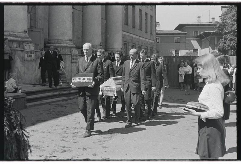 Villem Alttoa matus 1975. a. Tartu ülikooli aulas ja kalmistul