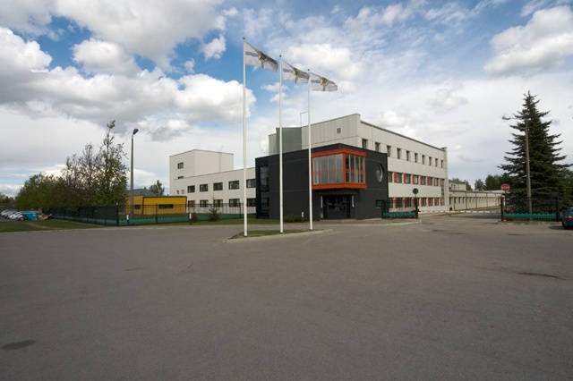 Pere Leiva tsehh Tartus välisvaade, esiplaanil kontorihoone.
