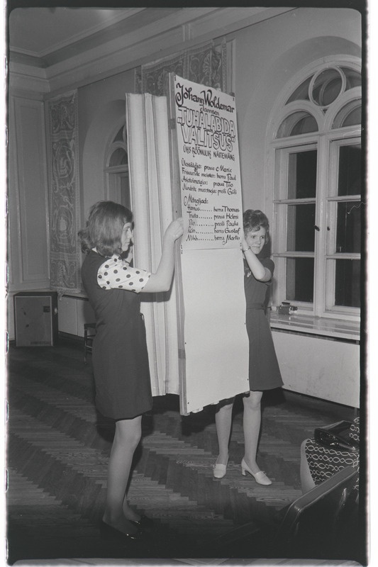 Filoloogide teatritükk J. W. Jannseni "Tuhalabida valitsus" Tartu ülikooli vanas kohvikus. Märts 1974. a.