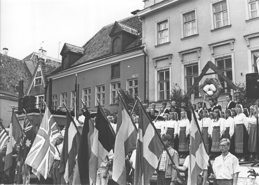 Foto. Ülemaailmsed eesti noorte pävad Tallinna Raeplatsil 1990.a. juulis.