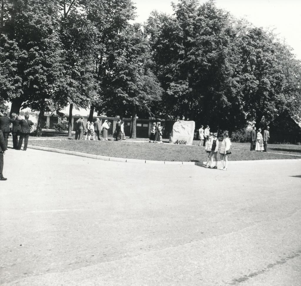 Foto ja negatiiv. Võru rajooni tantsu - ja laulupidu 7.-8.  juunil 1975.a. Kubija lauluväljakul, lillede panek Punaste Küttide mälestuskivi juurde.