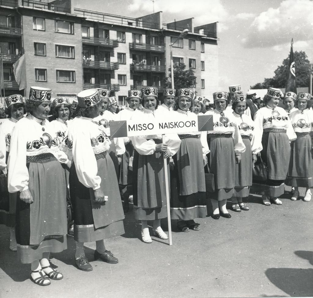 Foto ja negatiiv. Võru rajooni rahvakunstipidu "On kallis mulle kodupaik" ja laulupäev  14.-15.  juunil 1980.a. Kubija lauluväljakul,Misso naiskoor rongkäigu ootel Punaste Küttide väljakul.