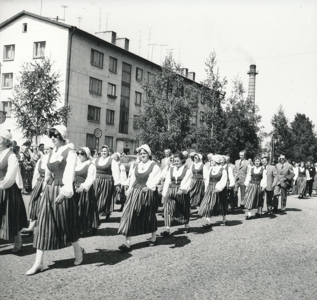 Foto ja negatiiv. Võru rajooni tantsu - ja laulupidu 7.-8.  juunil 1975.a. Kubija lauluväljakul,peoliste rongkäik Pioneeride tänaval.