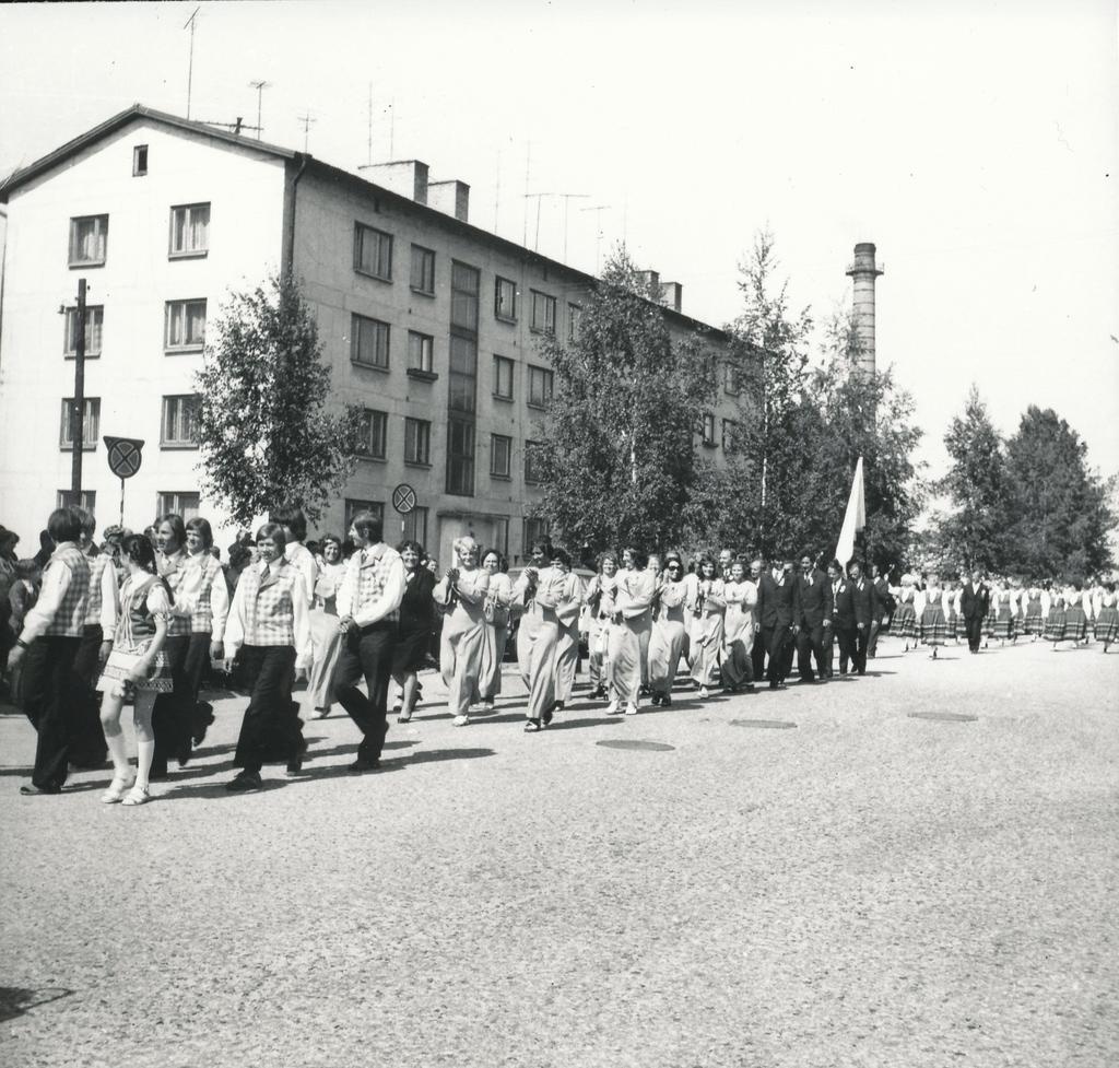 Foto ja negatiiv. Võru rajooni tantsu - ja laulupidu 7.-8.  juunil 1975.a. Kubija lauluväljakul, rongkäigus külaliskollektiivid.
