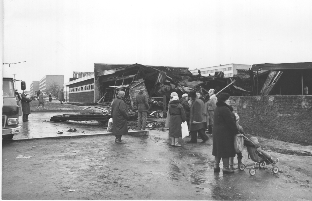 Foto. Vilja kaupluse põleng 1980-te lõpus.