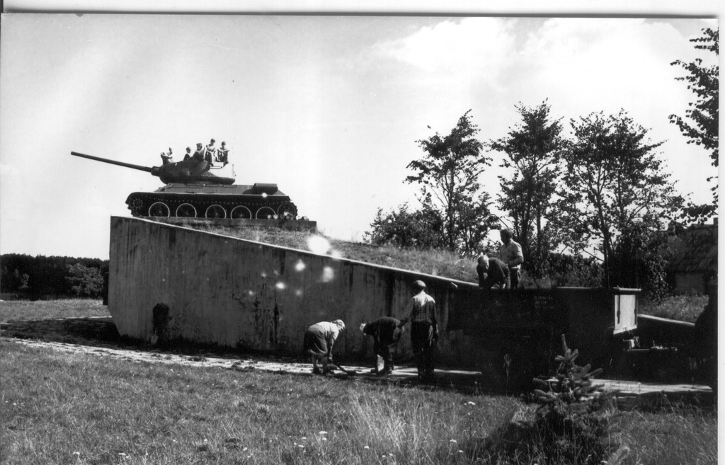 Foto. Kosel asunud mälestusmärgilt tanki T-34 vahavõtmine  1990.aastate alguses.