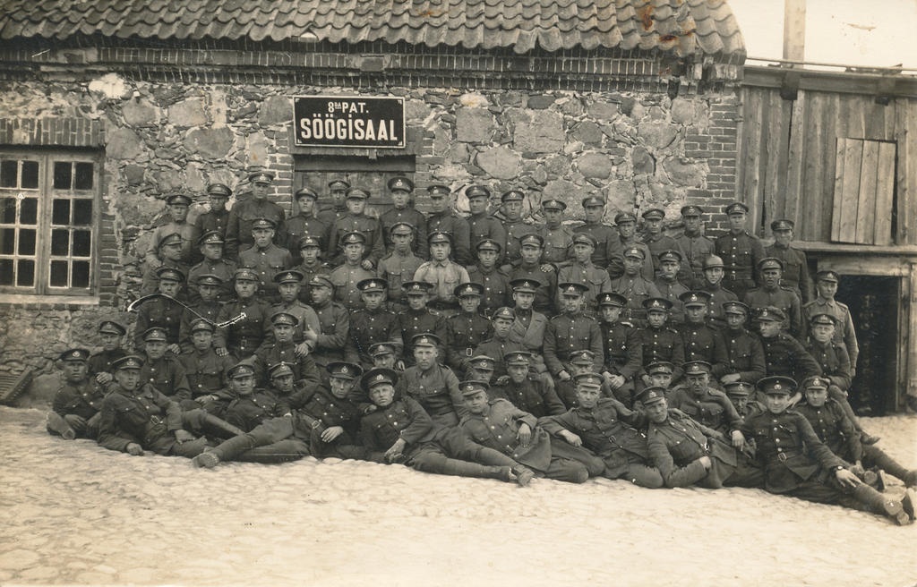 Foto. Eesti kaitseväe ajateenijad  8. Üksiku Jalaväepataljoni söögisaali ees