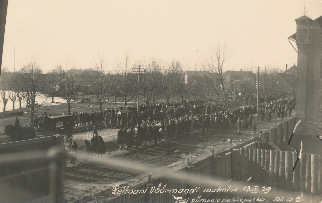 Foto. Leitnant Vöörmanni matused 13.aprillil 1929.a.möödumas Juudi pargist.