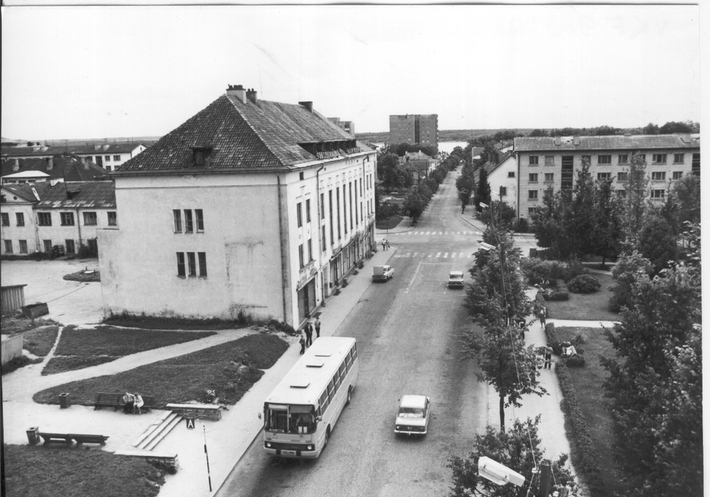 Foto. Võru.Tartu tänav, keskel pangamaja augustis 1982