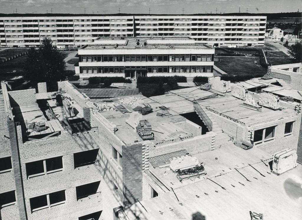 Foto. Võru.Kooli tee 5 tähtelamu ehitus augustis 1982.a.