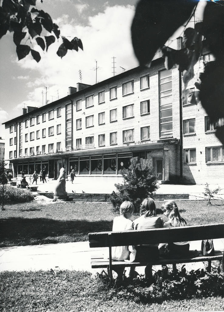 Foto. Võru. Elamu Võidu väljak 1 , august 1982.a.