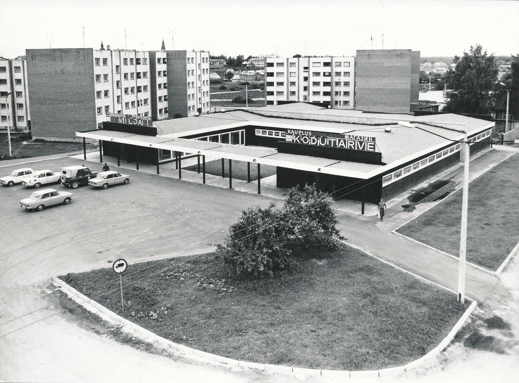 Foto. Võru.Kauplus Vilja ja Kodutarve Pioneeride (Vabaduse)  tänav 2a , augustis 1982.a.
