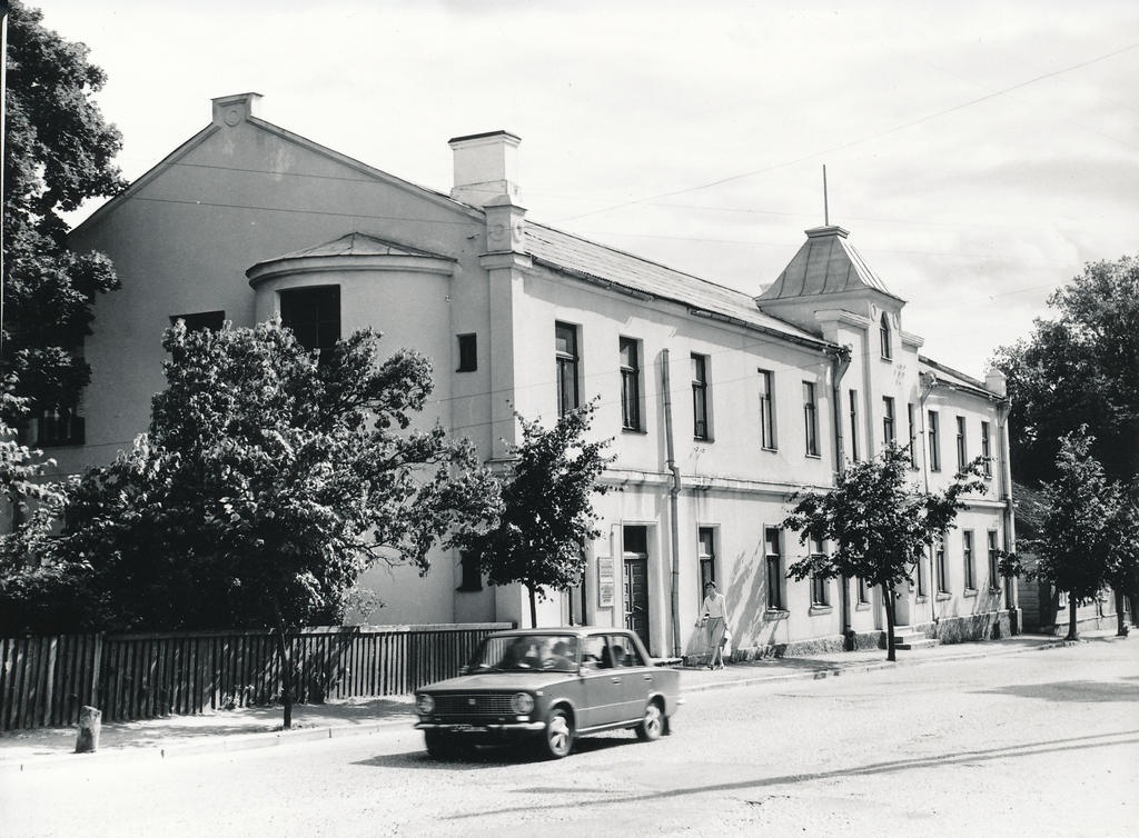 Foto. Võru. Rahvakohtu hoone Pioneeride(Vabaduse)  tn. 13 ,augustis 1982.a.