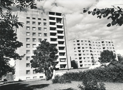 Foto. Võru. 9-korruselised  elamud Tartu tn. 45 ja Kreutzwaldi 22. , august 1982.a.  duplicate photo