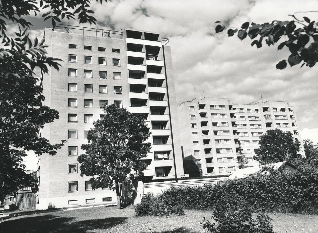 Foto. Võru. 9-korruselised  elamud Tartu tn. 45 ja Kreutzwaldi 22. , august 1982.a.