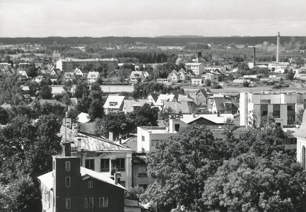 Foto. Võru vaade Õigeusu kiriku tornist.Ees pritsimaja, kool, tehnikum augustis 1982.a.