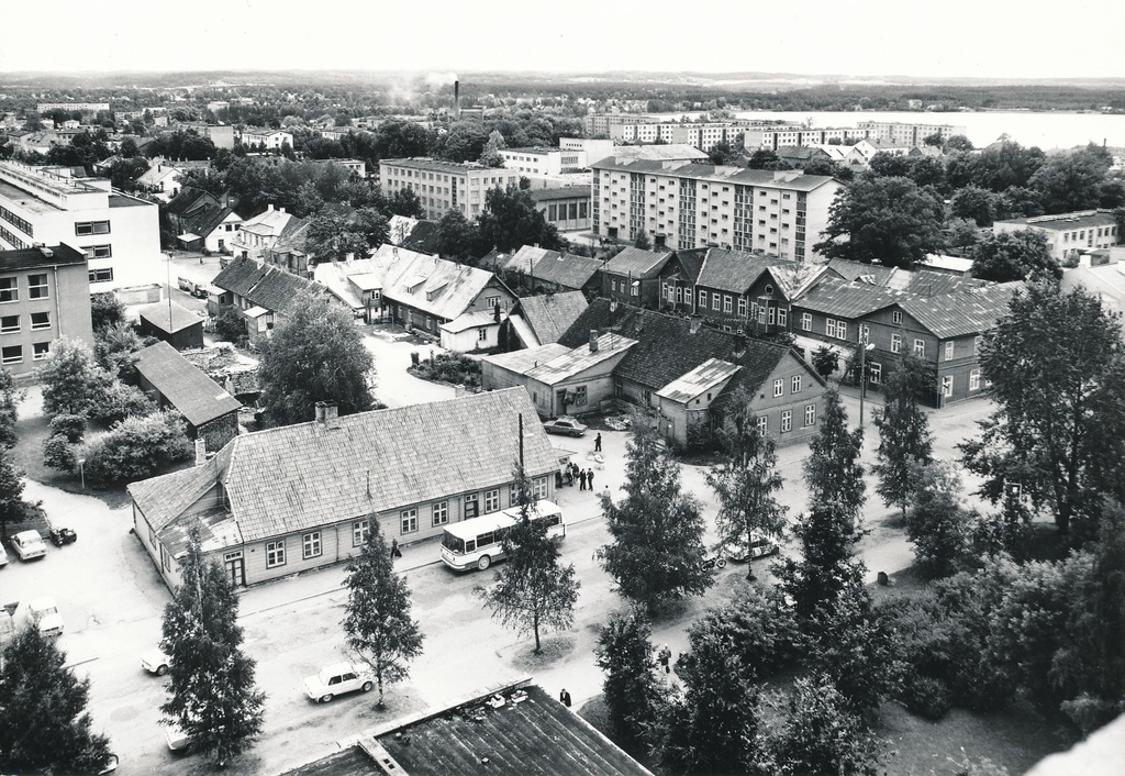 Foto. Võru. vaade Tamula järve suunas veetorn-elamu katuselt augustis 1982