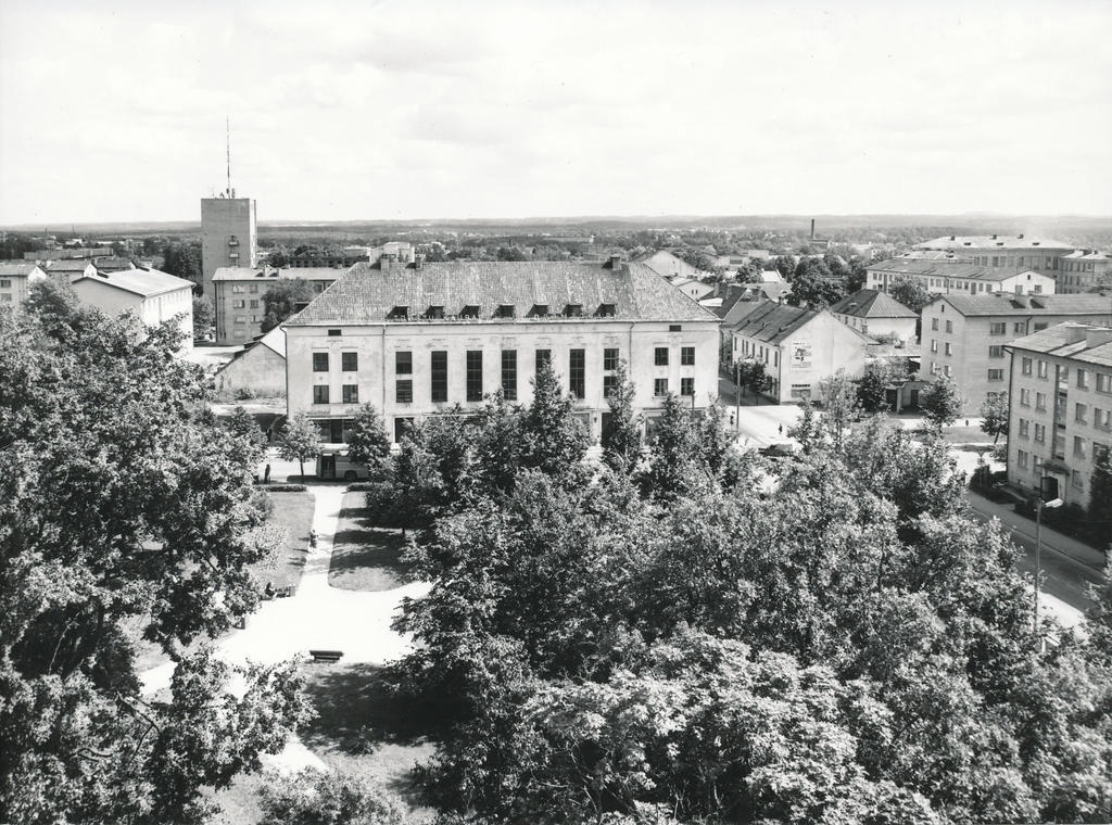 Foto. Võru.  Komsomoli väljak(Seminari väljak)  ja selle ääres olevad hooned augustis 1982