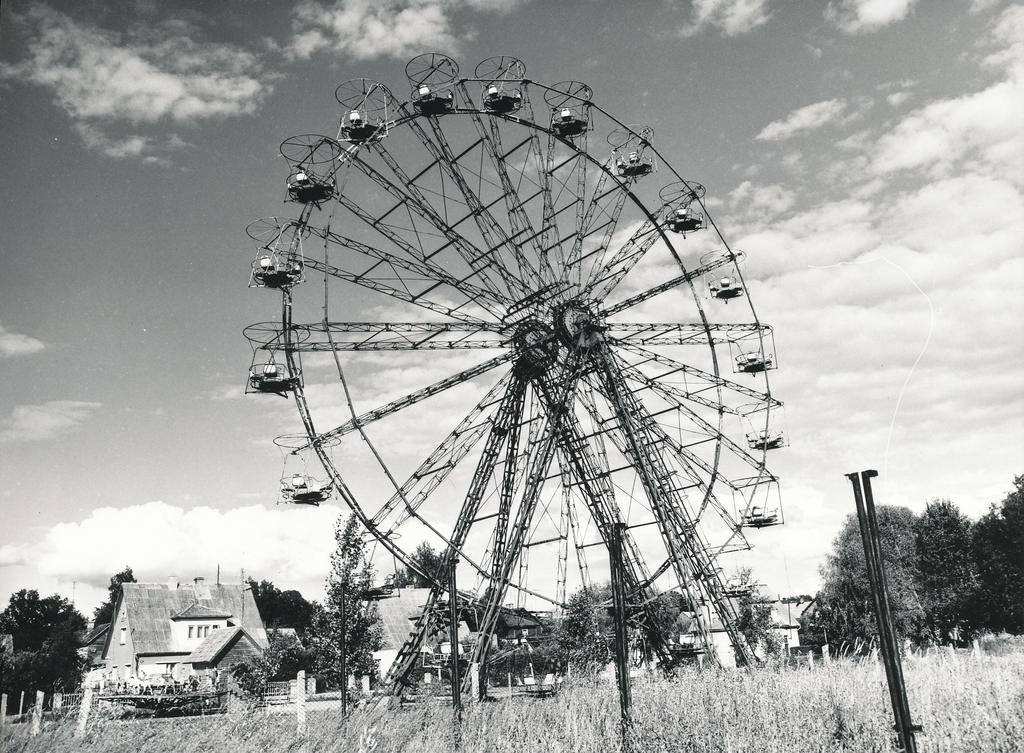Foto. Võru. Vaateratas laste mänguväljakul Tamula ääres; Vee tänava elamud augustis 1982.a.
