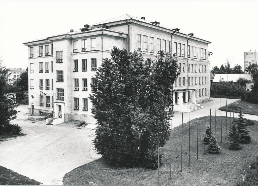 Foto. Võru II keskkooli hoone Pioneeride tn. 12 augustis 1982.a.