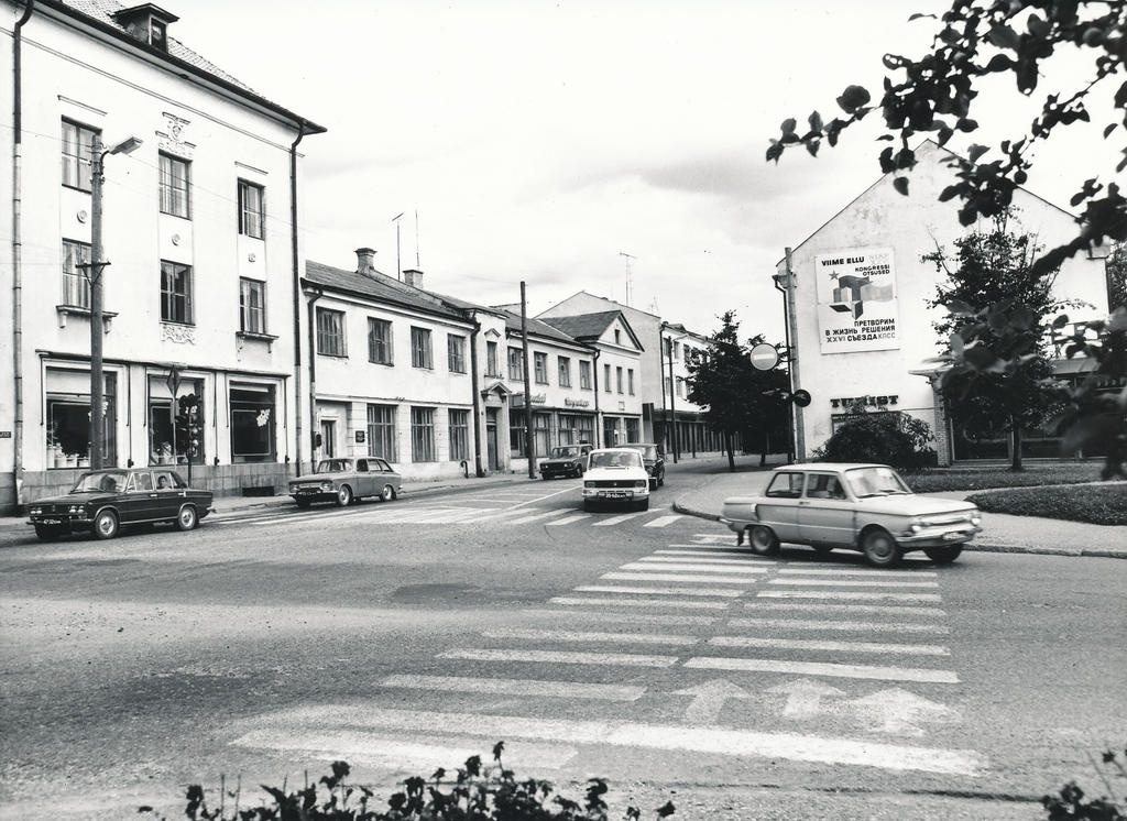 Foto. Võru.Tartu  ja Lenini(Jüri)  tn. ristmik. Elamud Lenini(Jüri)  tn. 11, 13, 18, augustis 1982.a.