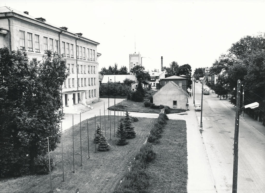 Foto. Võru. Vasakul Võru II Keskkooli hoone, paremal Pioneeride tänav ja veetorn augustis 1982.a.