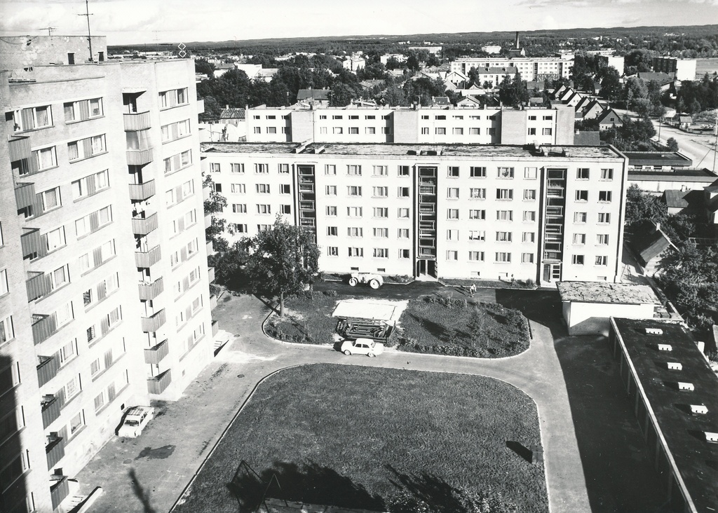 Foto. Võru vaade Tartu tn. 45 hoone katuselt siseõue augustis 1982.a.