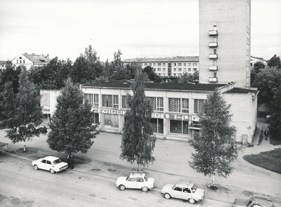 Foto. Võru.Restoran Võru ja Toidukabad Edu  Pioneeride (Vabaduse) tänaval augustis 1982.a.  similar photo