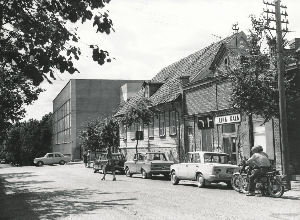 Foto. Võru. Elumaja ja kauplus Tartu tn. 40 ja spordikooli nurk augustis 1982.a.