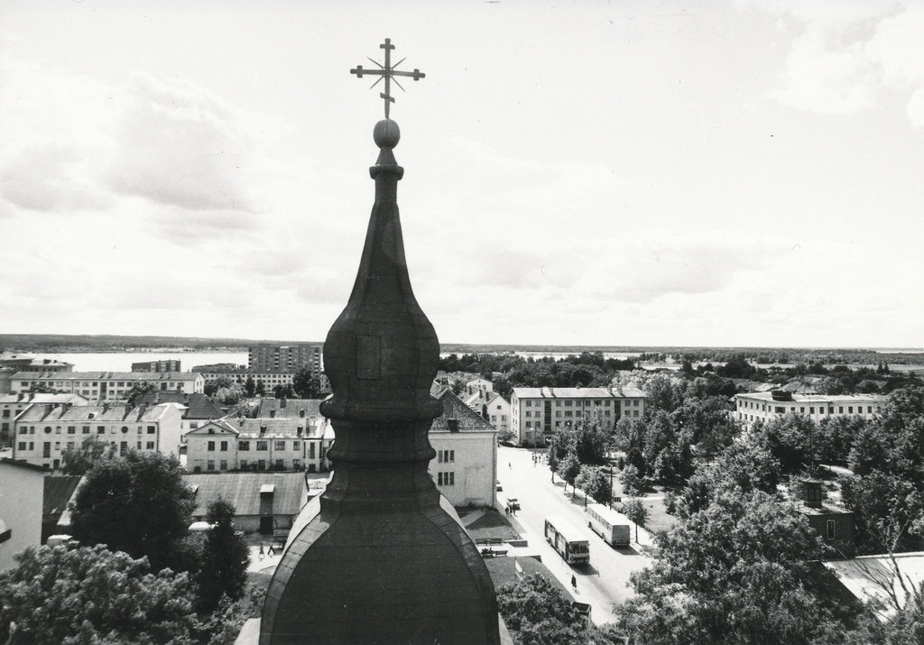 Foto. Võru. Ees apostliku õigeusu kiriku torn, hooned Lenini, Tartu ja Kreutzwaldi tänavatel augustis 1982.a.