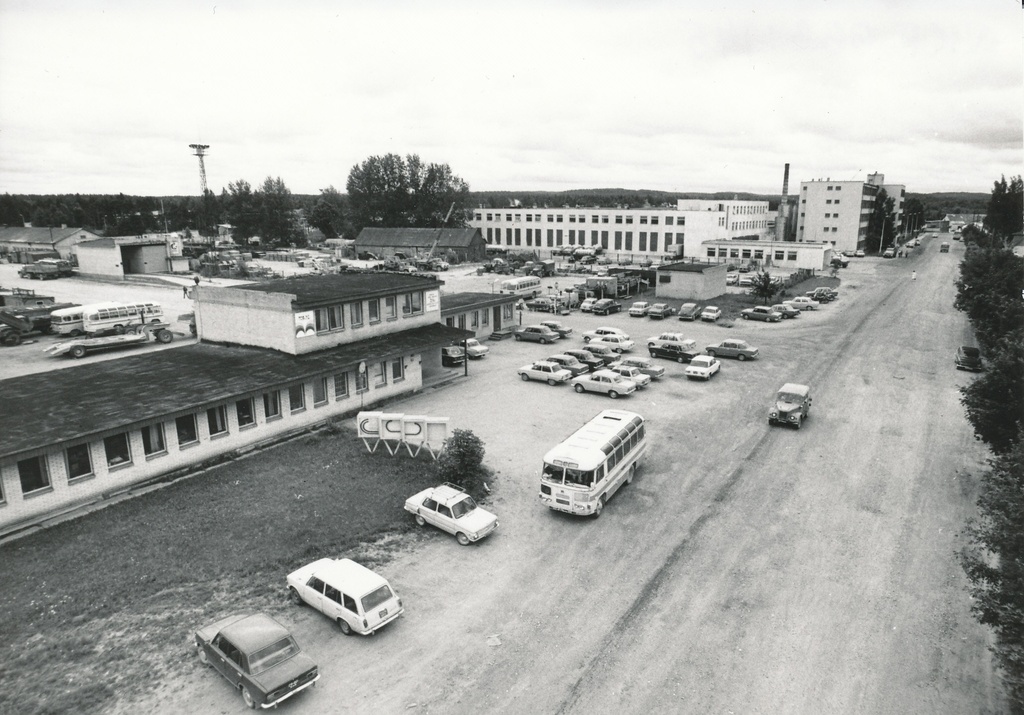 Foto. Võru Kolhooside Ehituskontor Pikk tänav 21 ja Võru Piimatoodete Kombinaat Pikk tänav 23  , augustis 1982.a.