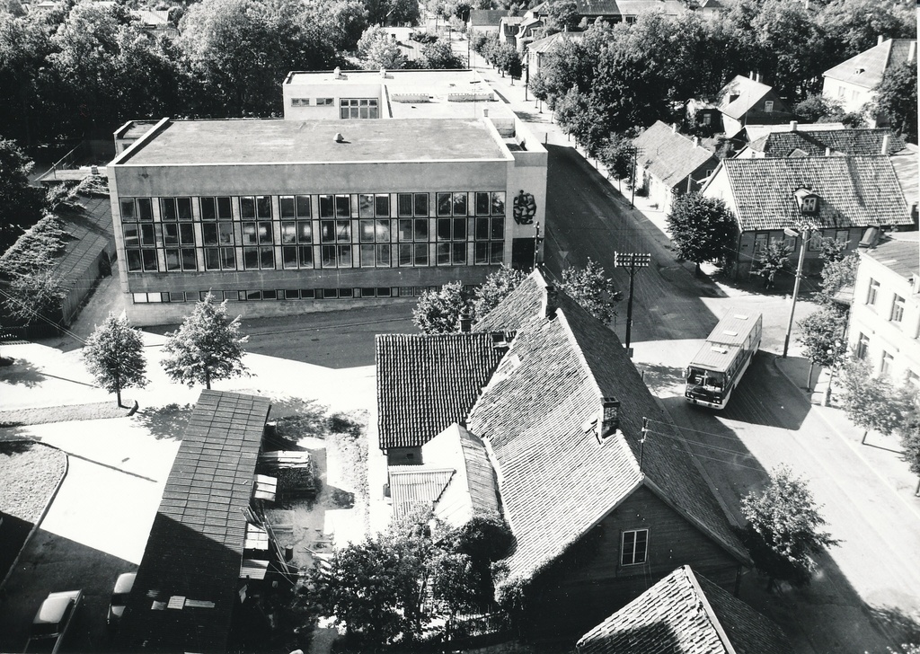 Foto. Võru. Tartu ja Kreutzwaldi tänavate ristmik augustis 1982.a. Võru spordikooli ja Koduloomuuseumi hoonele.