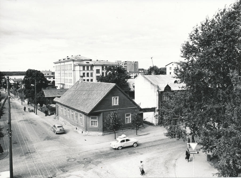 Foto. Võru. Lenini ja Pioneeride tn. ristmik, paremal kauplus-elamu Lenini tn. 24a augustis 1982.a.