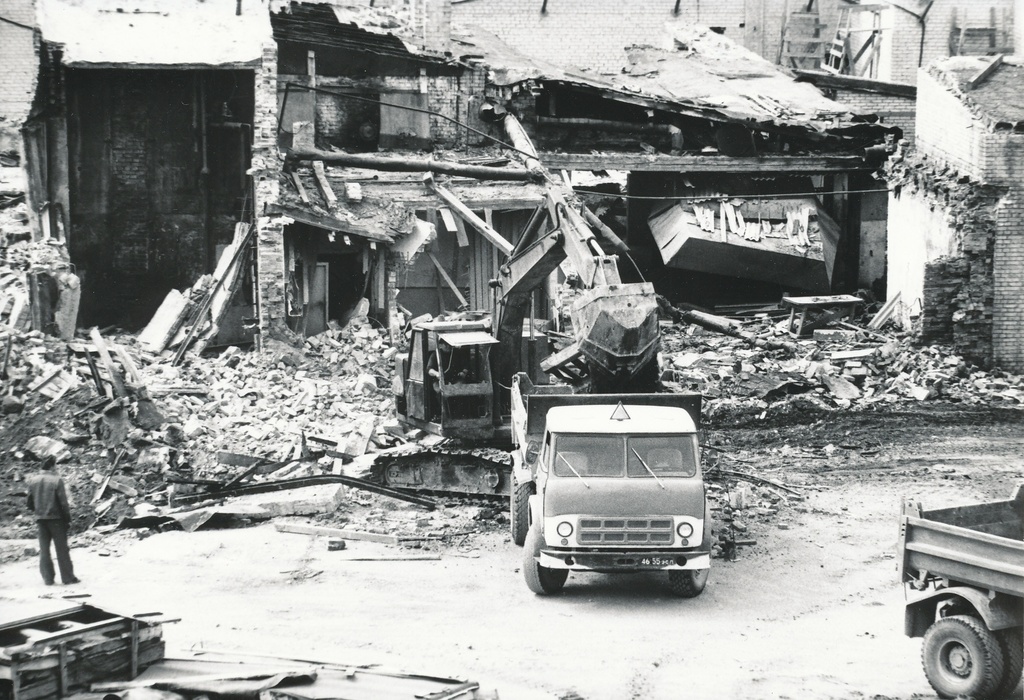 Foto. Võru Mööblivabriku vana korpuse lammutamine augustis 1982.a.
