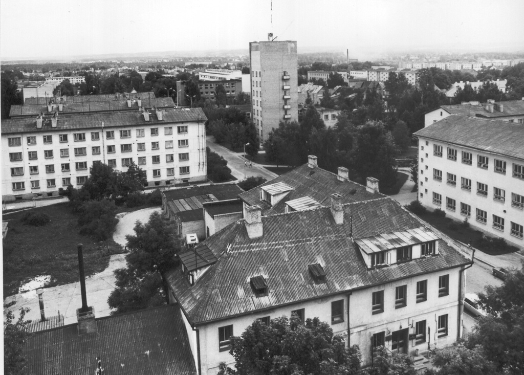 Foto. Võru. Ees Võru Tarbijate Kooperatiivi kontor, vasakul 3 Lembitu tn. elamut, keskel veetorn, paremal TK Tamula hoone augustis 1982.a.