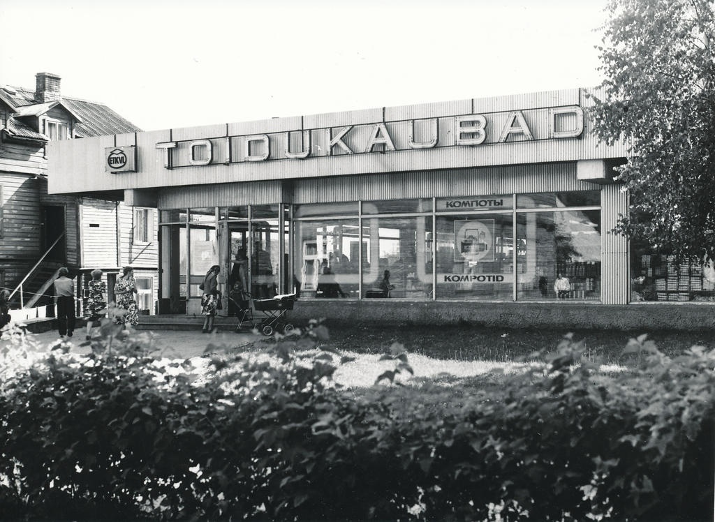 Foto. Võru.Kauplus Vanalinna Kreutzwaldi tänav 30, augustis 1982.a.