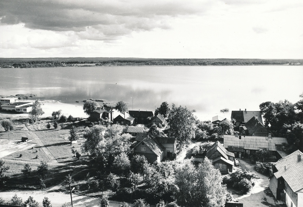 Foto. Võru. Elamud Tamula kaldal Pioneeride (Vabaduse)  ja Tartu tänavate vahelisel alal augustis 1982.a.