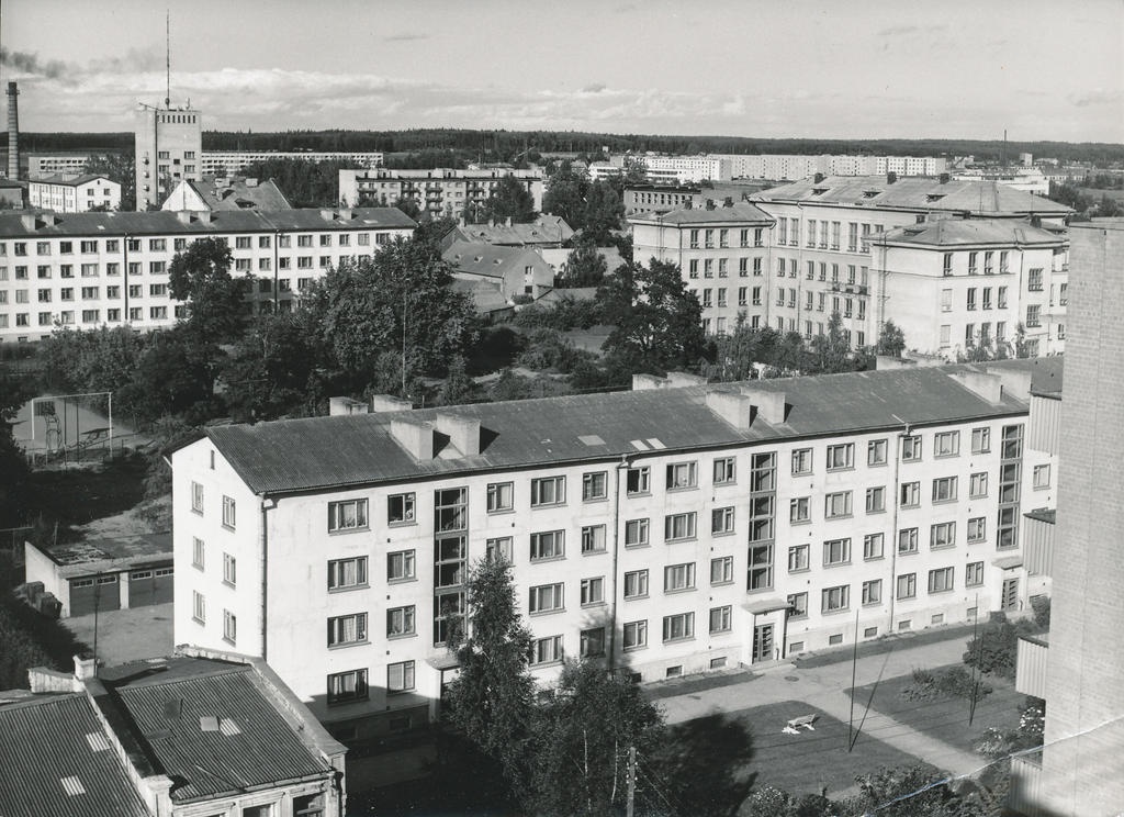 Foto. Võru vaade Tartu tänaval asuva 9-korruselise maja katuselt  augustis 1982