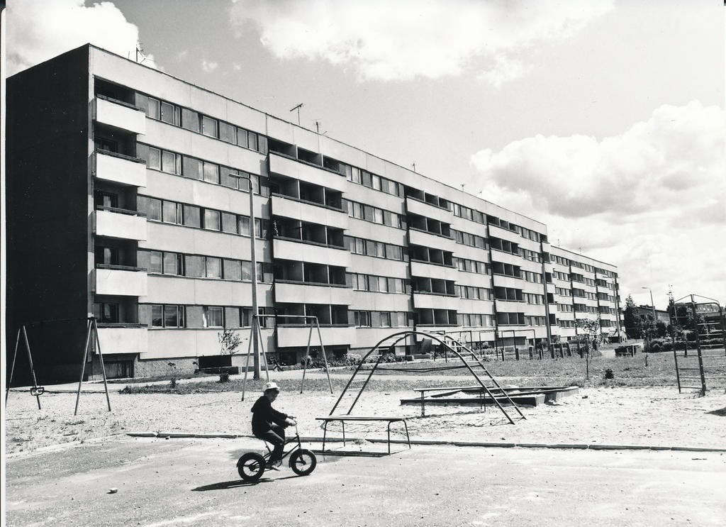 Foto. Võru. Hoone Vilja tn. 8a ja siseõu 1982.a. augustis.