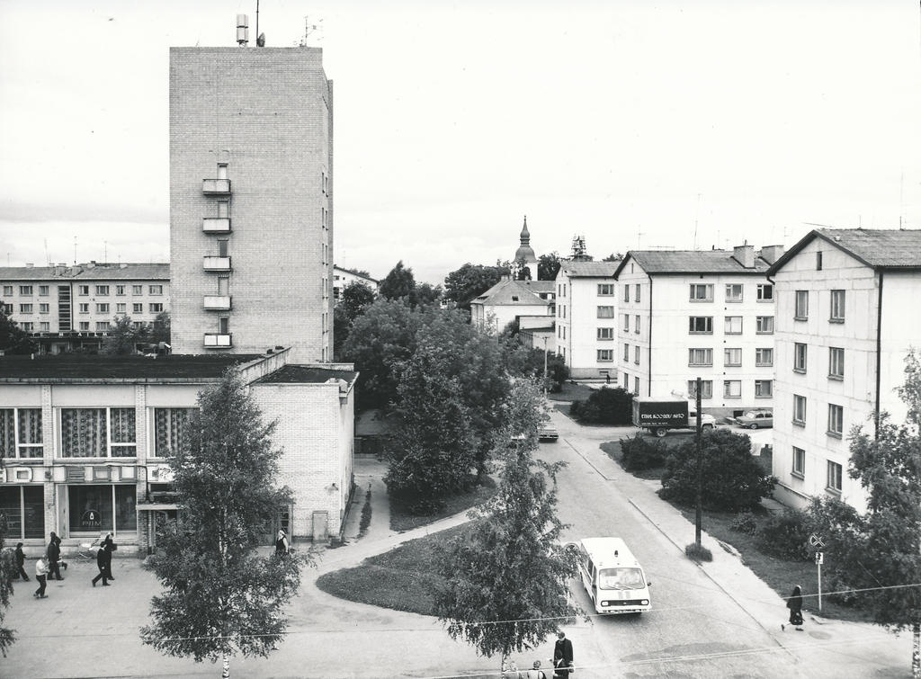 Foto. Võru. Vasakul restoran Võru, veetorn  elamu Võidu väljaku 1, august 1982.a.
