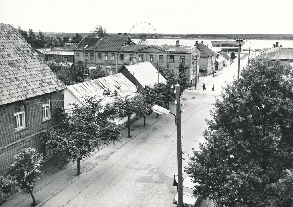 Foto. Võru. Pioneeride ja Kreutzwaldi tänavate ristmik vaatega järvele pildistatud Võru II Keskkooli hoone katuselt augustis 1982.a.
