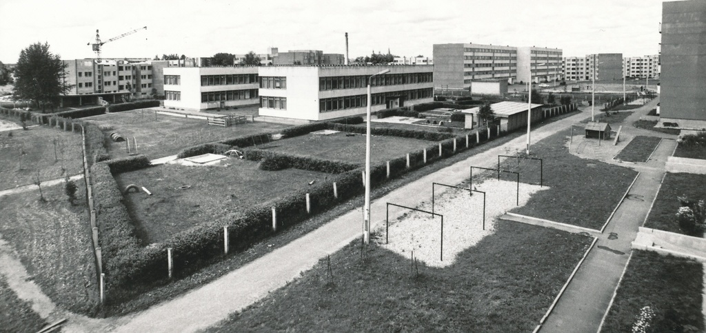 Foto. Võru. Hooned Vilja  rajoonis Nöörimaal, 8.lastepäevakodu Kooli tee 7, Vilja 8 ja 8.a  hooned augustis 1982.a.