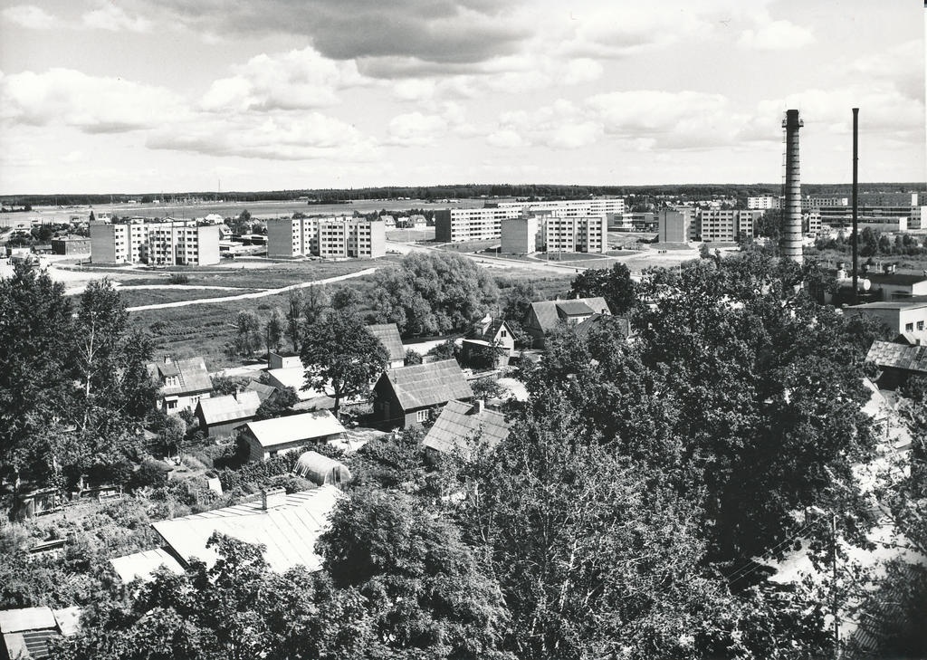 Foto. Võru. Mäe tänava eramud, saun, taga Vilja tänava elamud Nöörimaal augustis 1982.a.