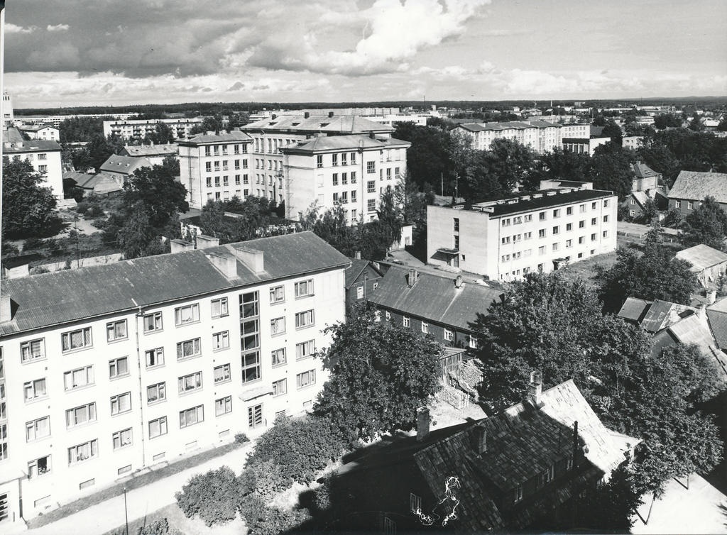 Foto. Võru vaade Tartu tänaval asuva 9-korruselise maja katuselt  augustis 1982.a.