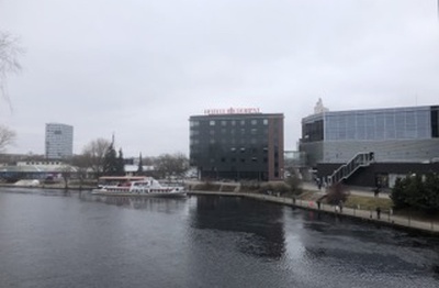 Vaade Tartu Turuhoonele ja tuletõrjemajale Emajõe ääres rephoto