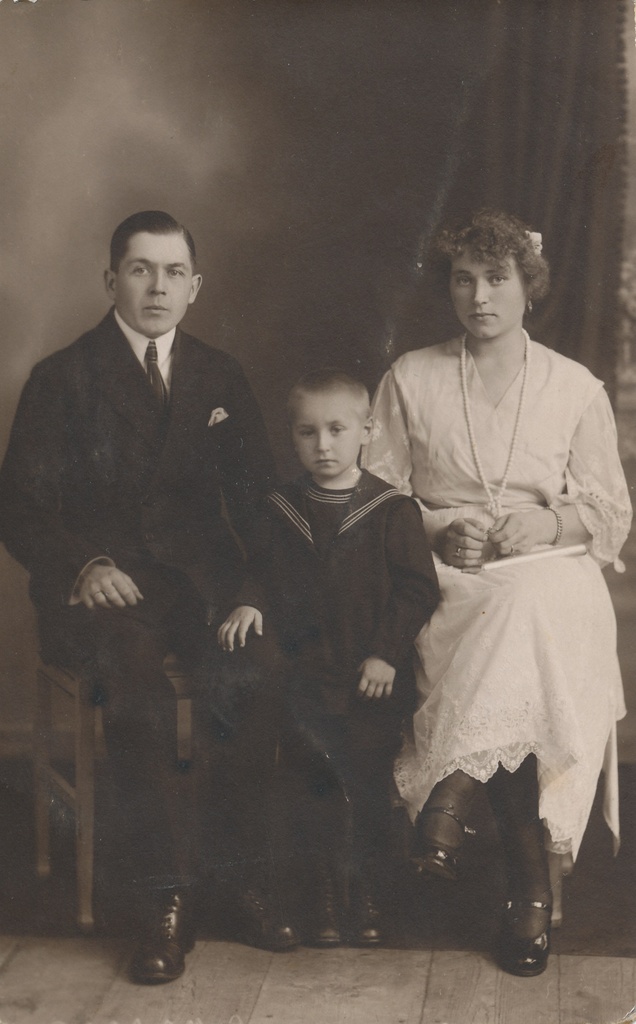 Foto. Võru kaupmees Meeme abikaasa ja pojaga 2.oktoobril 1923.a.