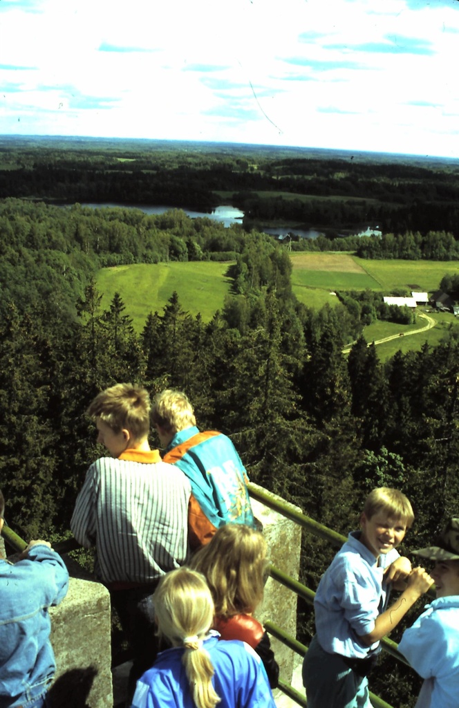 Slaid. Õpilased  Suurele Munamäele torni vaateplatvormil 1998.a.